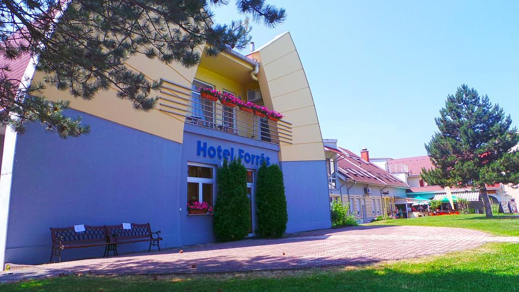 Hotel Forras Komarom Exterior photo